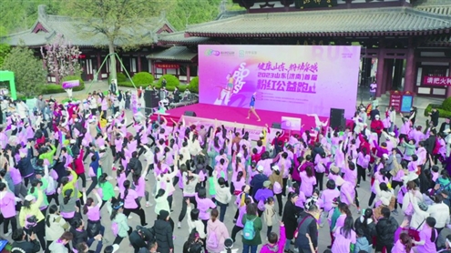 参赛选手在进行赛前热身运动